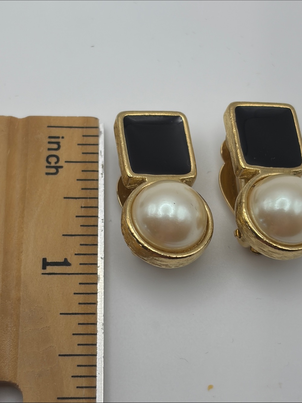 Richelieu Vintage Black Enamel/Faux Pearl Gold Tone Clip On Earrings - Picture 4 of 5